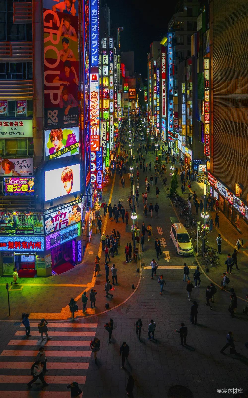 夜晚人们走在路上