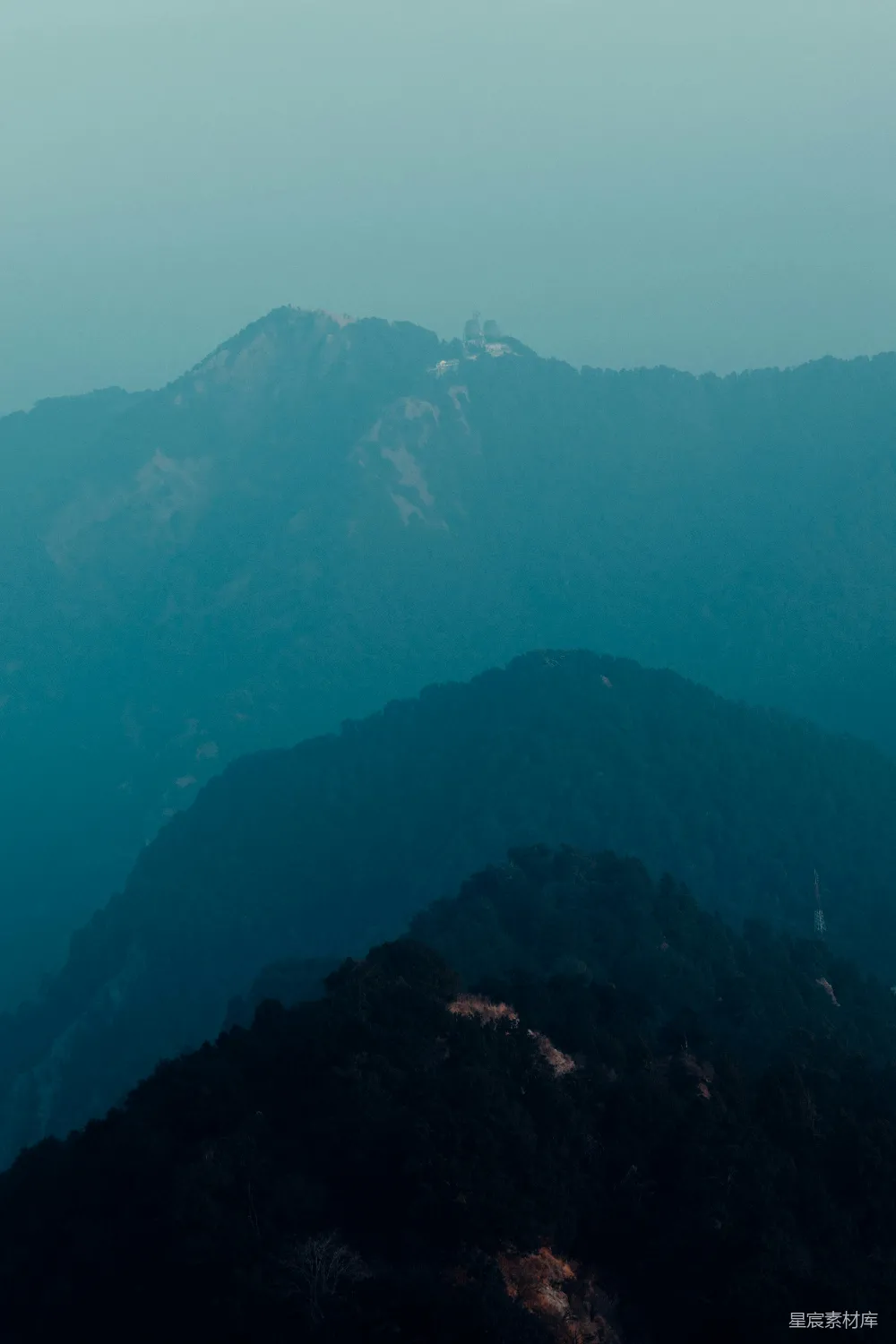 蓝天白云间翠绿与褐山的景象在白天。
