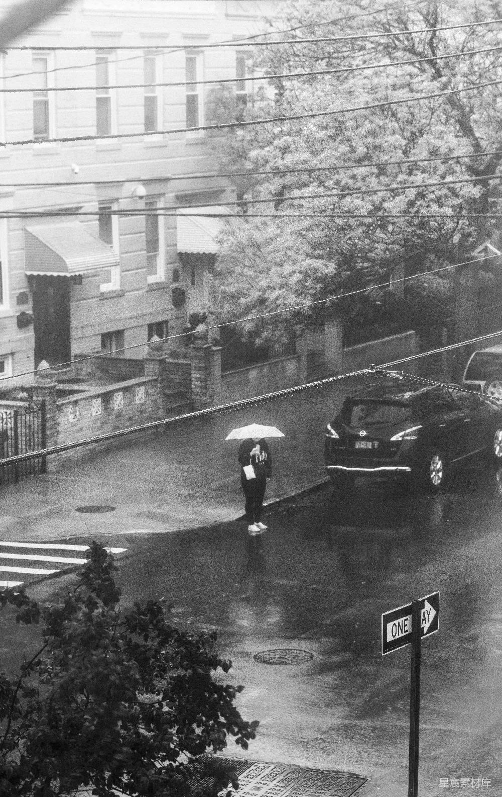一张黑白照片中的人拿着雨伞
