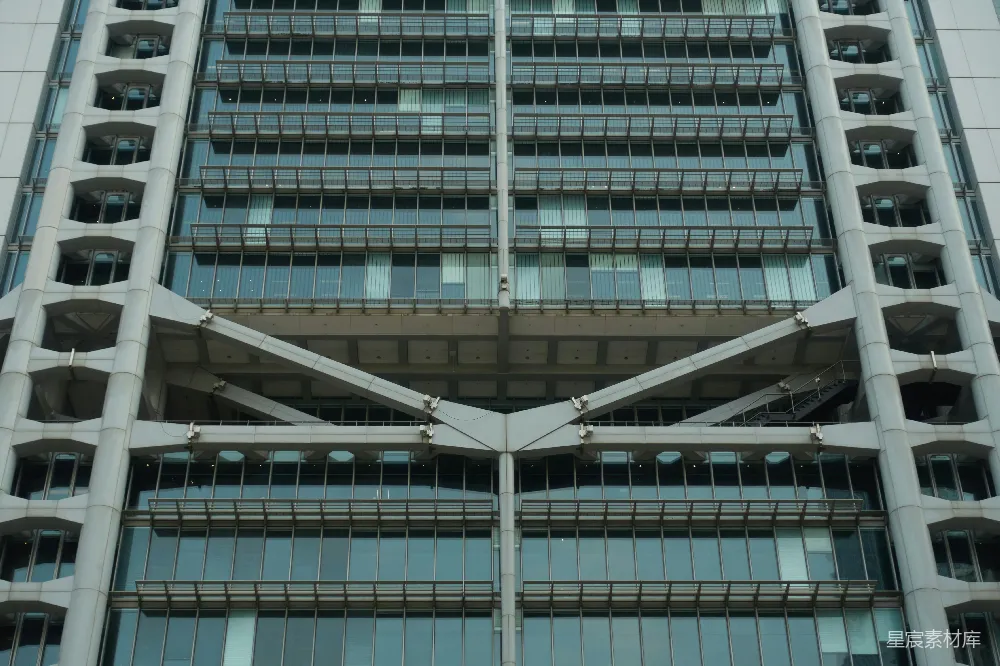 现代玻璃 skyscraper 结构中带有几何建筑细节。