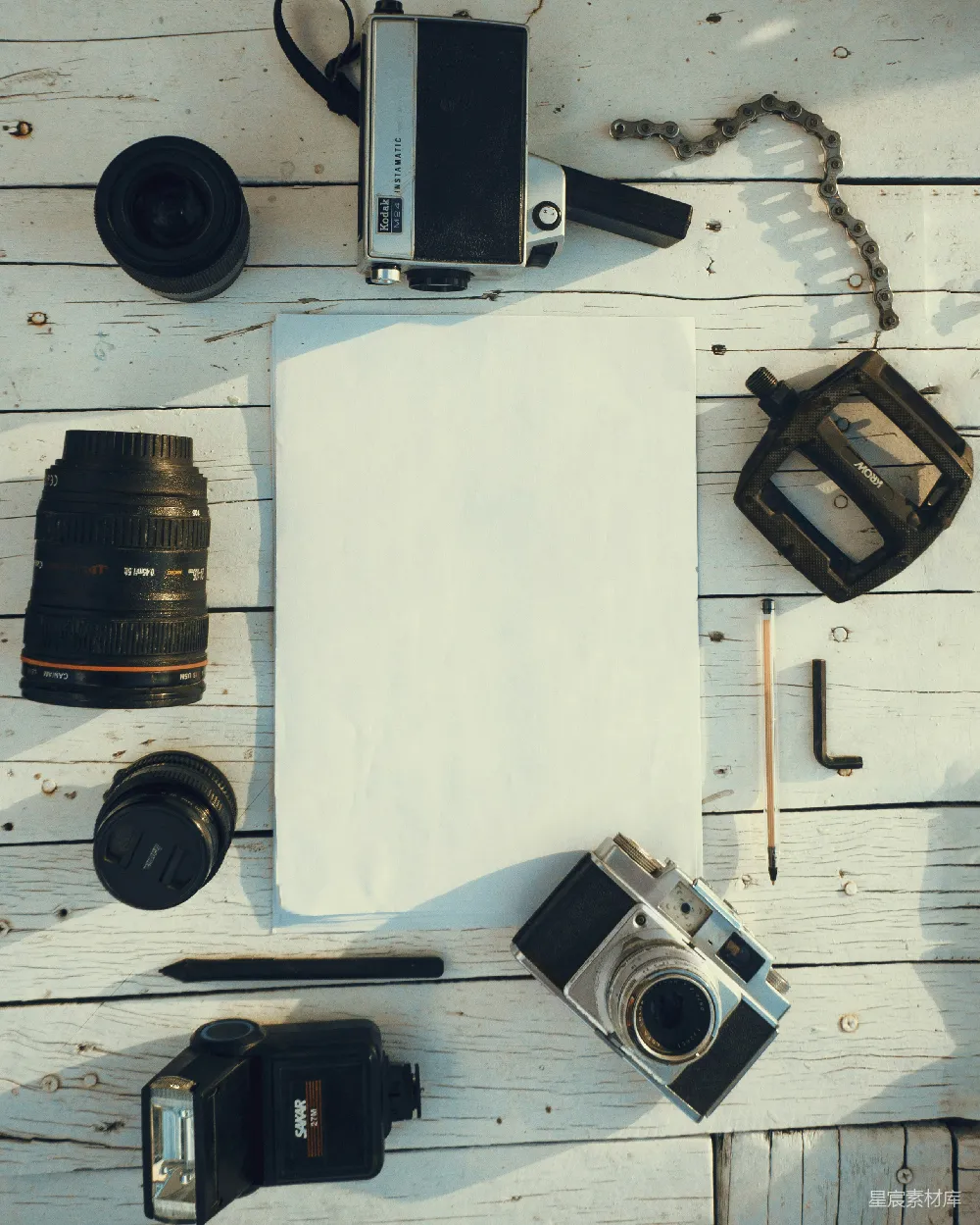 高清摄影  白桌上的黑白银色相机