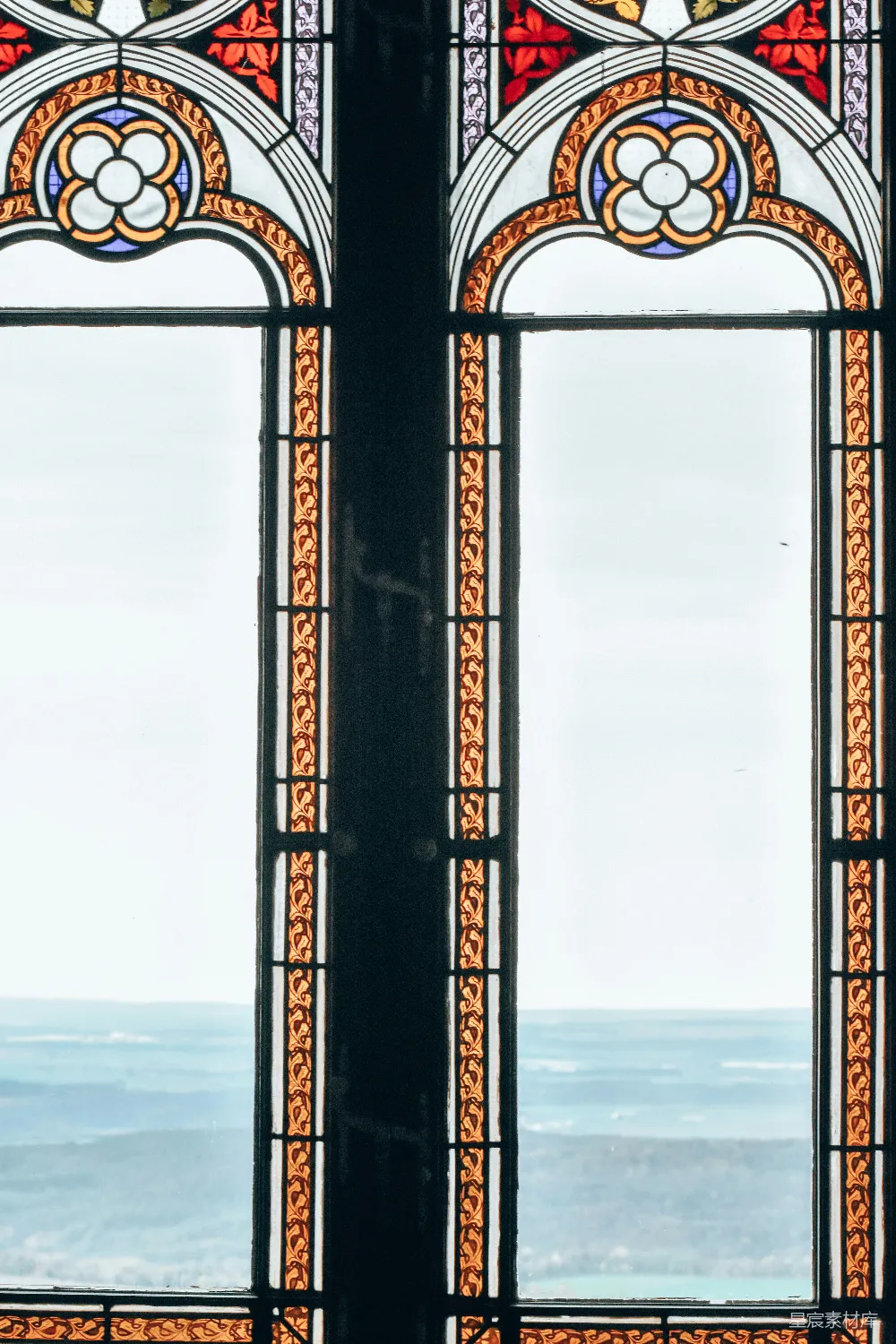一幅大型的 stained glass 窗户