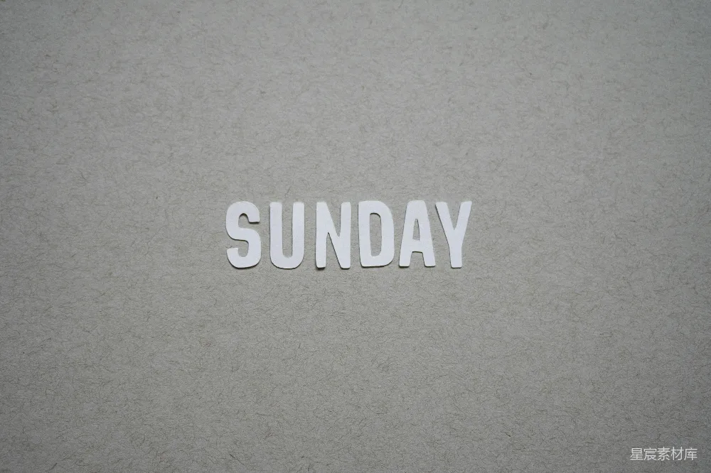 高清摄影  用剪下的字母拼写的单词“Sunday”