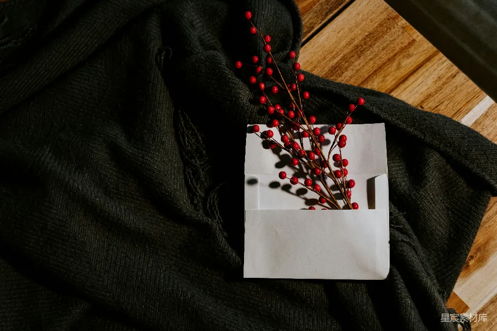 高清摄影  红白珠链挂在白纸上