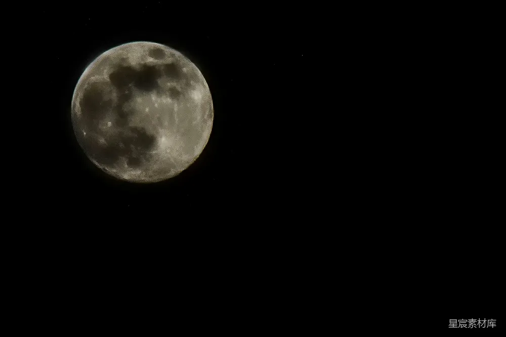满月在暗夜的天空中可见