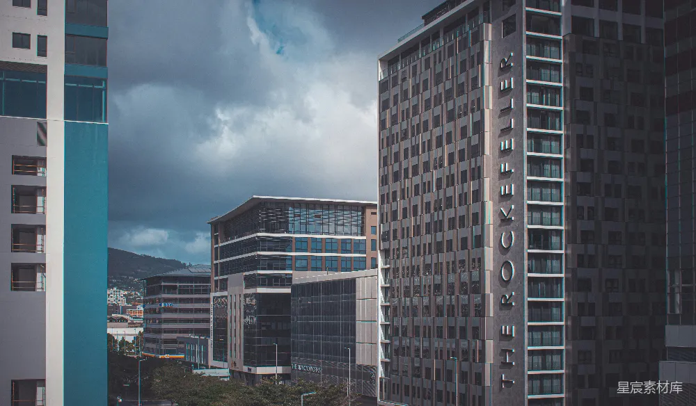 城市中一些非常高的建筑物的景象