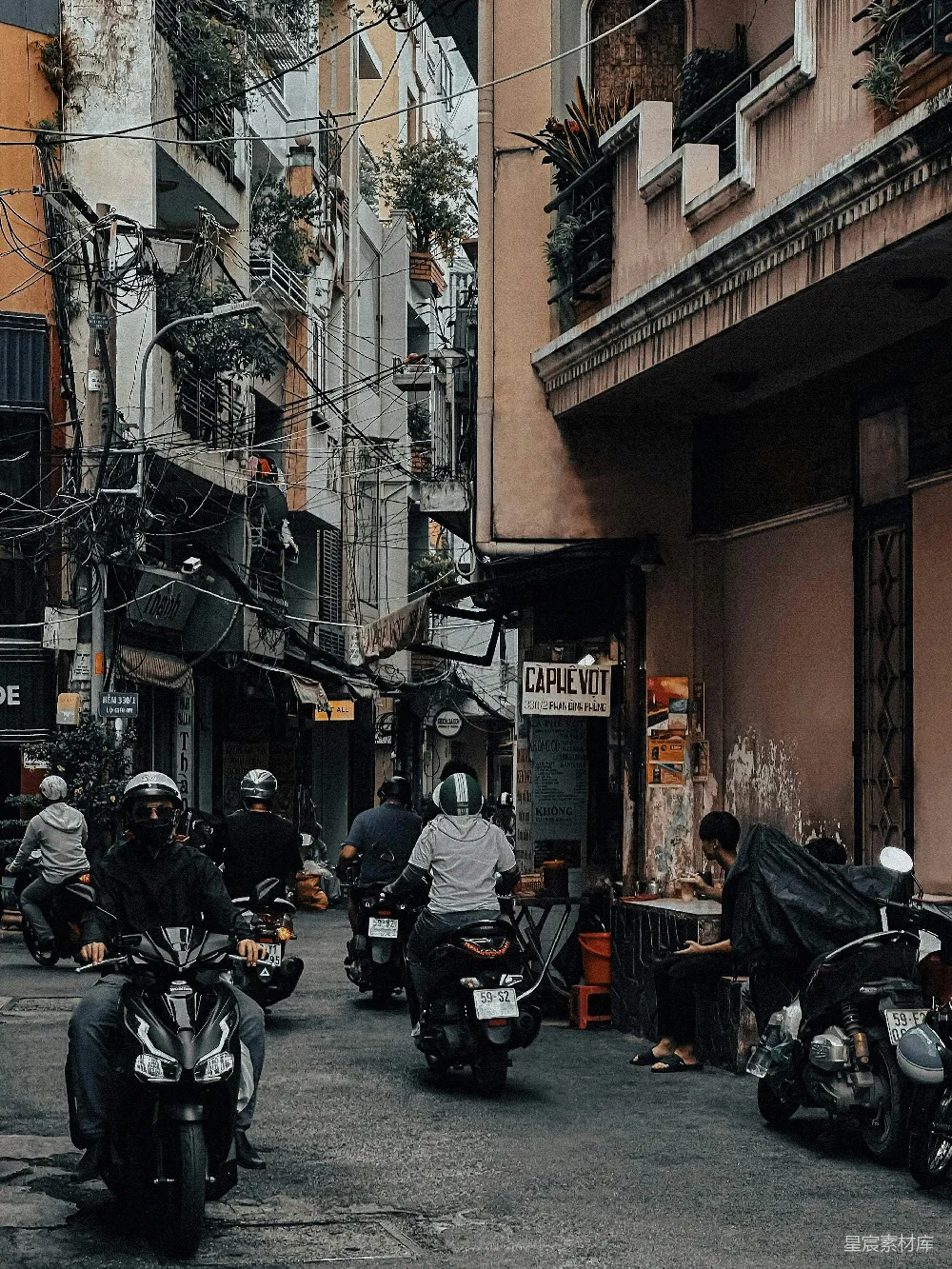 一群人在街上骑摩托车