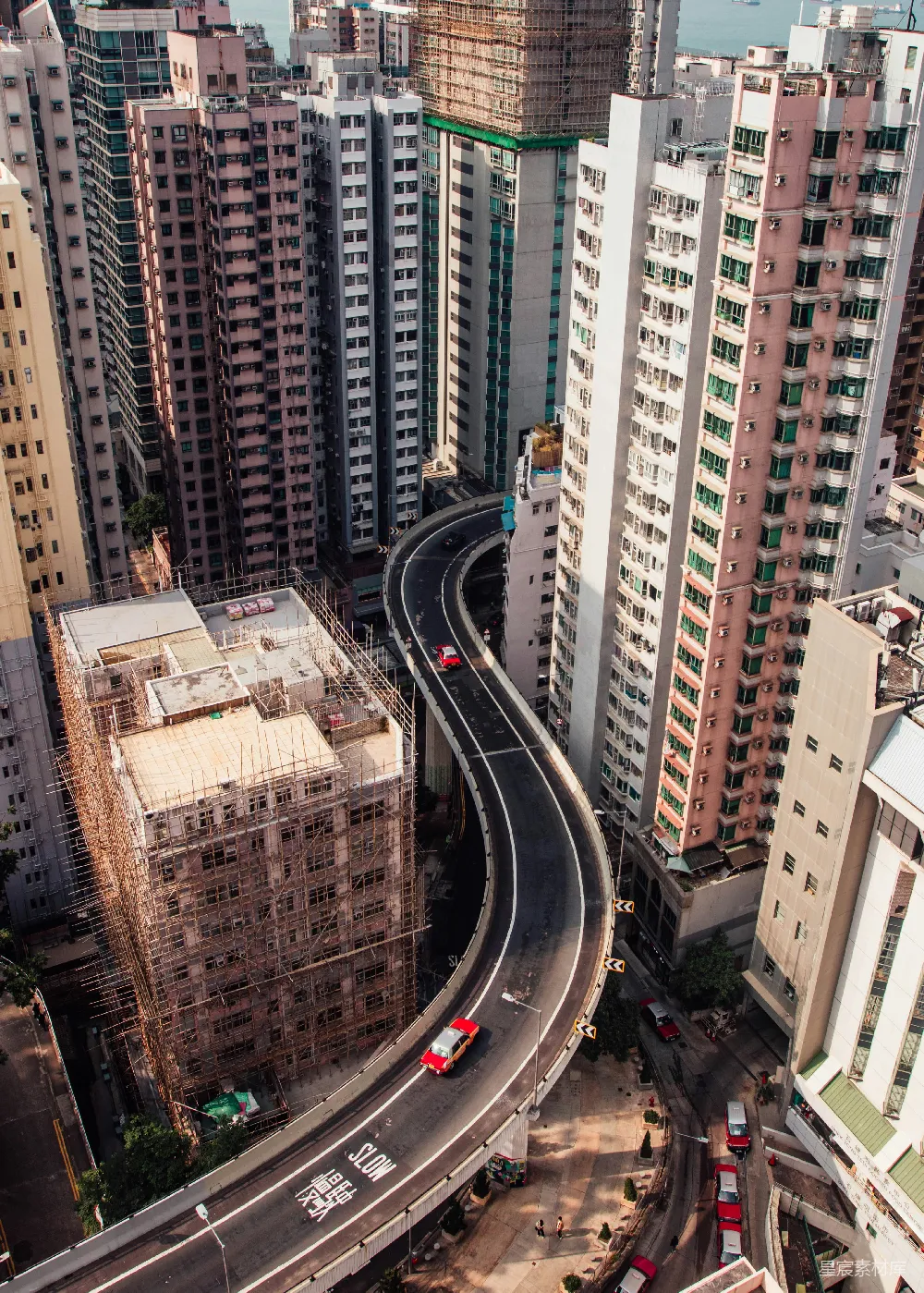 城市建筑间蜿蜒的空中高速公路视图