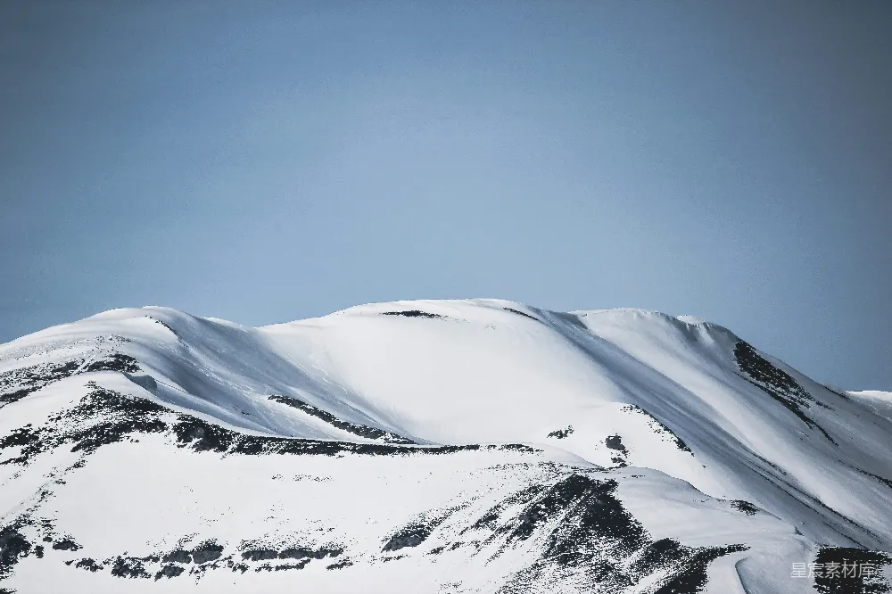 白天雪山