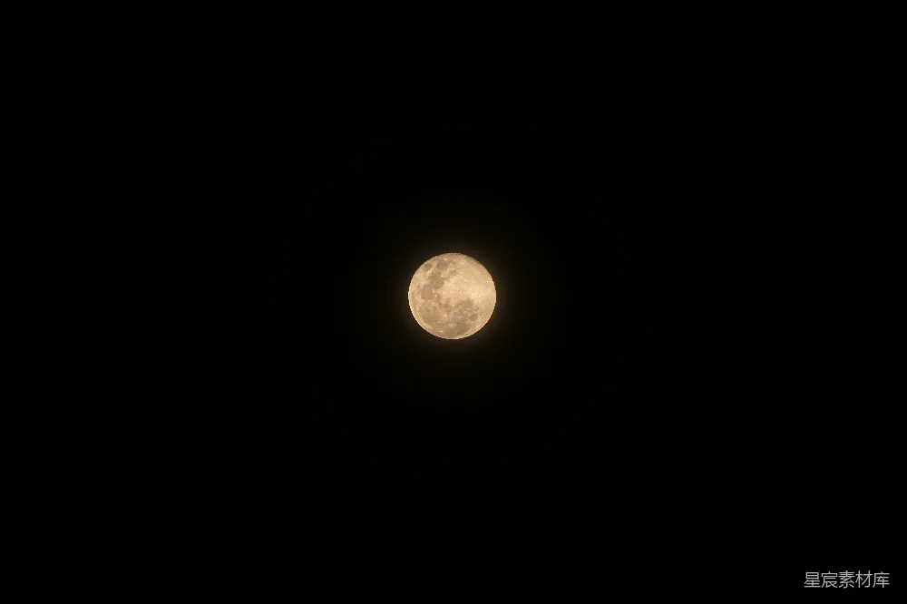 满月在暗夜的天空中闪耀