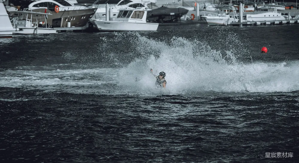 一个男子骑在冲浪板上 surfing于波峰之上