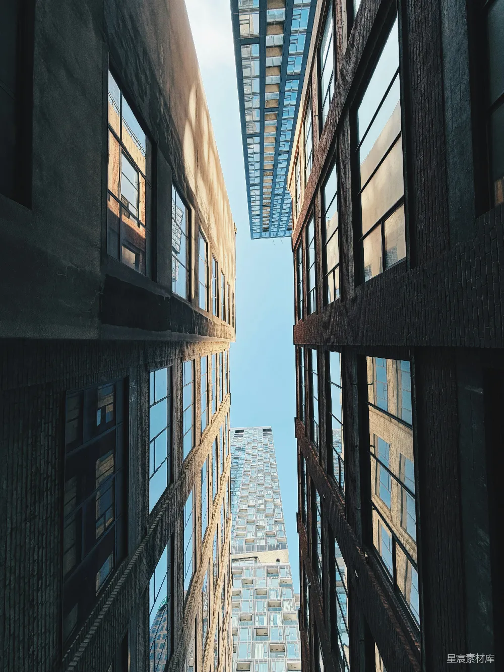 在高大楼之间仰望天空