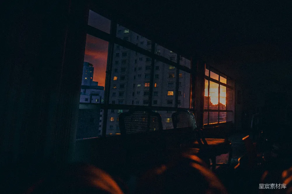 城市建筑在夕阳下的景象