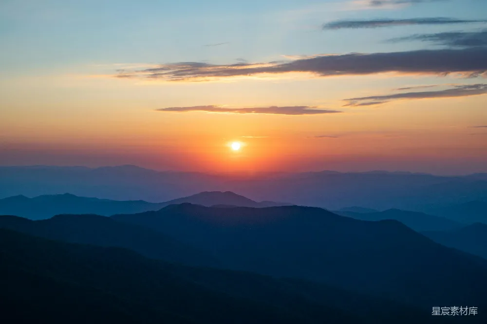 山峦之上落日余晖
