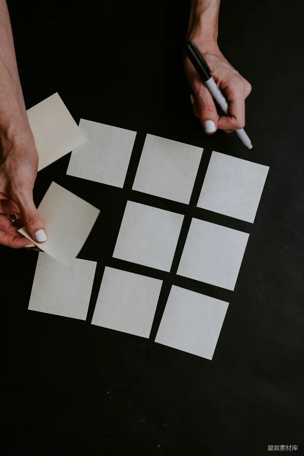 高清摄影  拿着白色打印纸的人