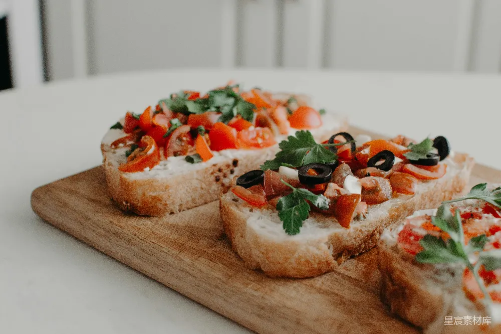 蔬菜 toppings 的面包片
