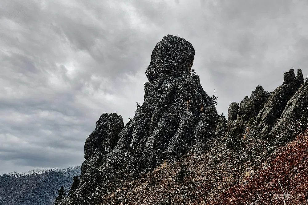 Rockies山地山脉在白天云层下的景象