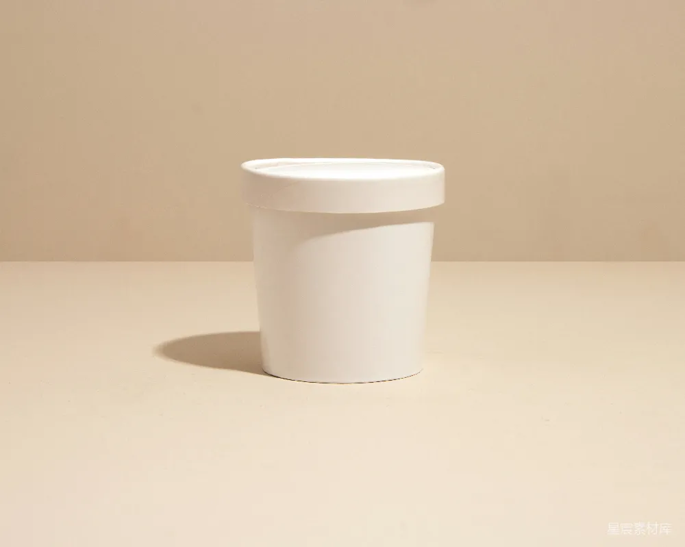 高清摄影  一个白色的杯子放在桌子上。