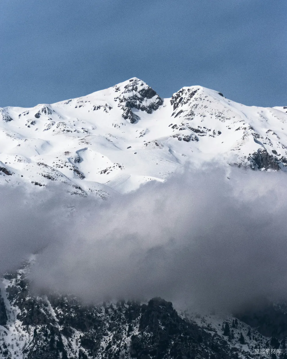 山雪雾中的风景摄影