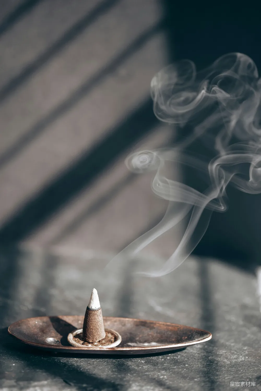 棕色木桌上的白烟