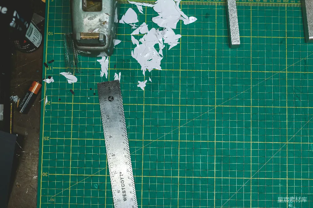高清摄影  用尺子切割垫子产生的碎片