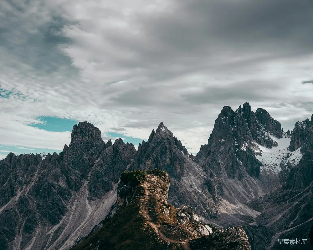 云层下的 jagged 山峰