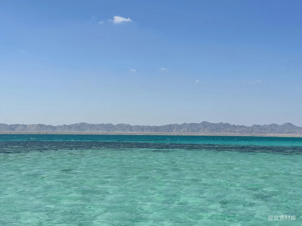 背景中有许多山的大片水域