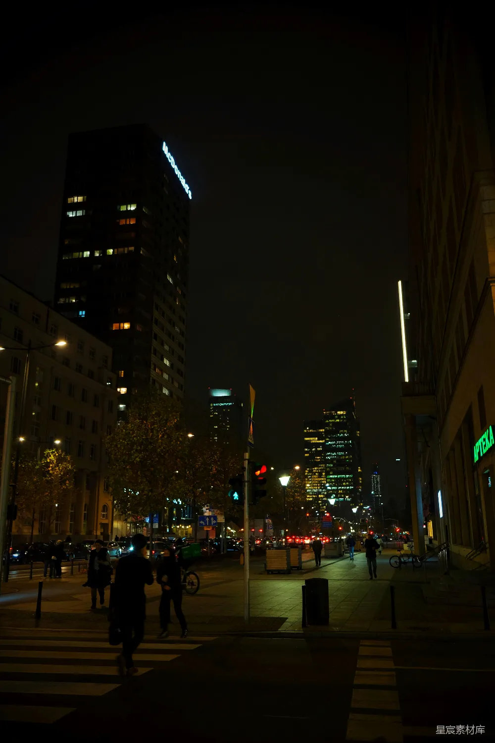 一群人在夜晚走在街上