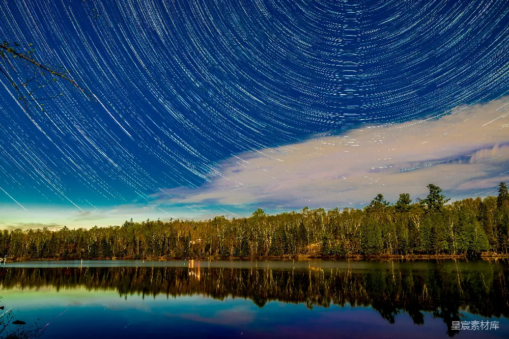 有树和星空的湖泊
