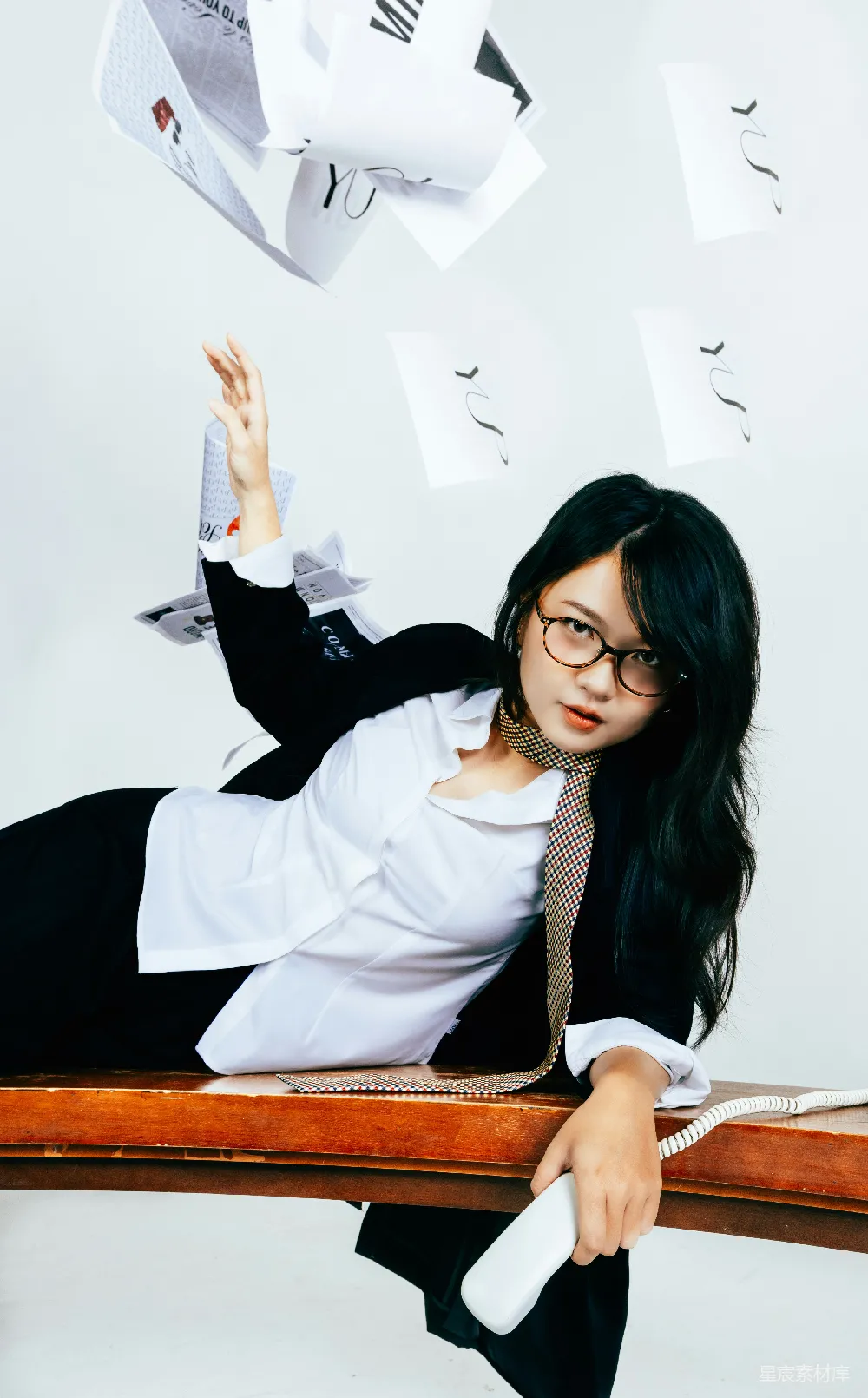 高清摄影  身着商务装的女性，周围飞舞着文件。