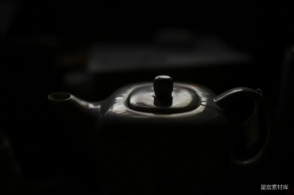 带茶壶顶盖的黑茶罐
