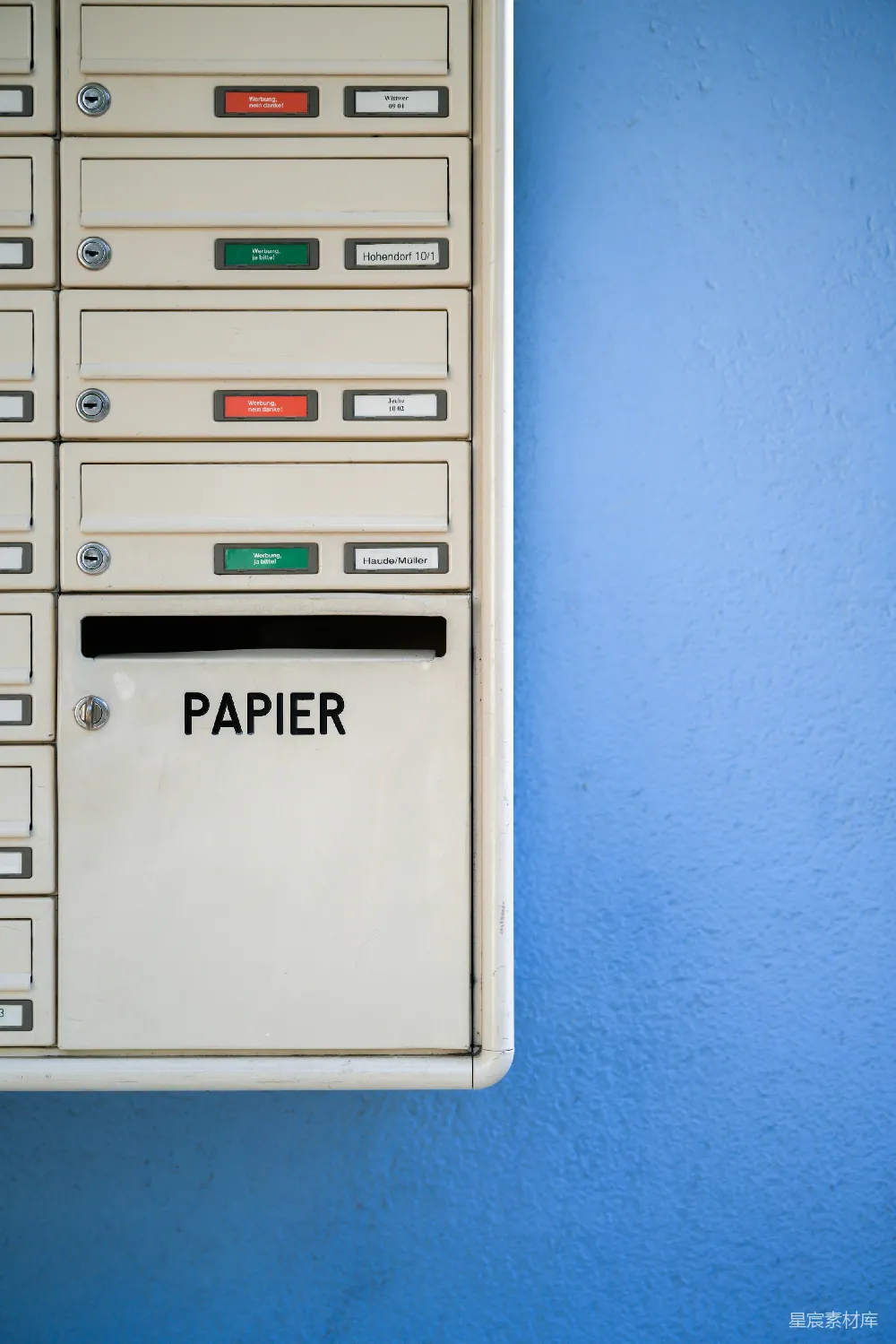 高清摄影  蓝色墙上的白色邮箱和一个“信封”插槽。