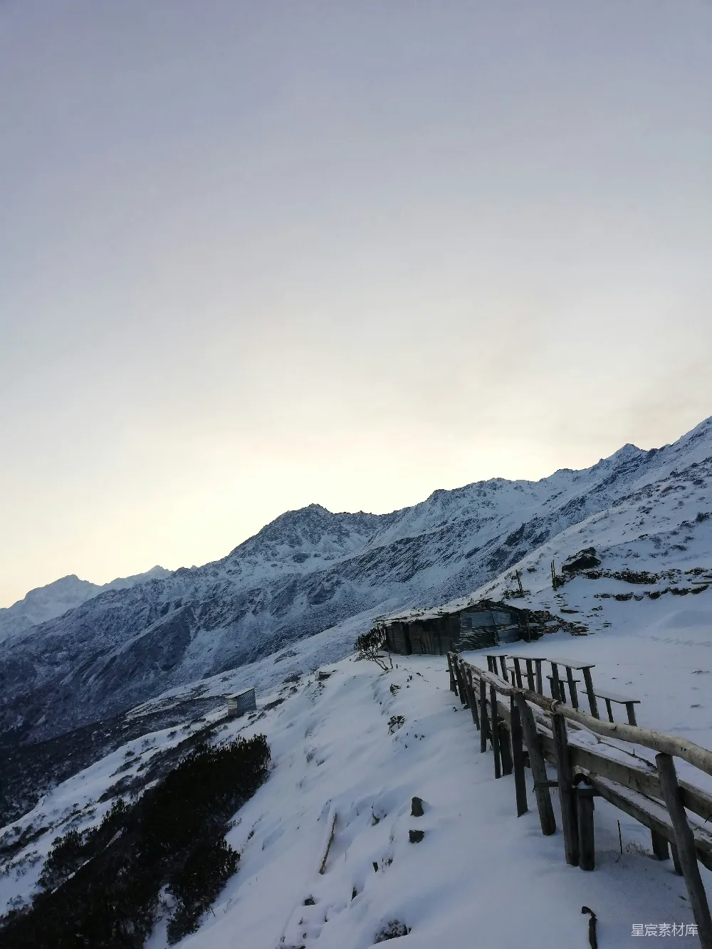 白天覆雪的山峦