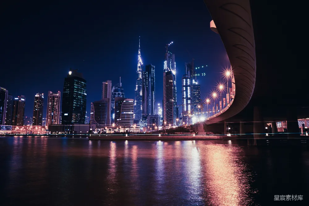 夜景中高耸建筑的风景照片