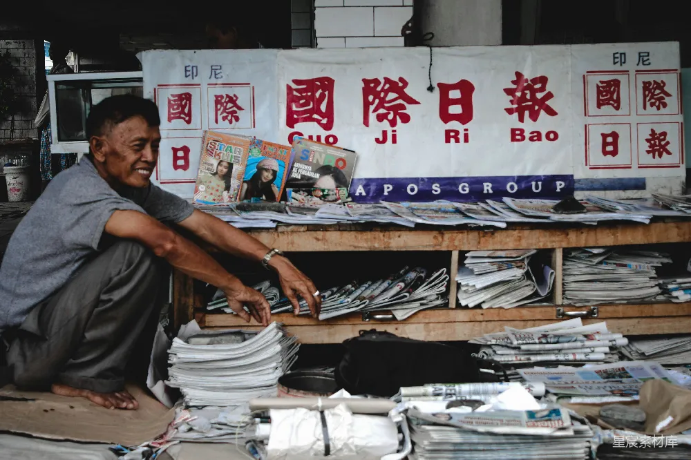 高清摄影 人物 一个男人坐在一堆文件前