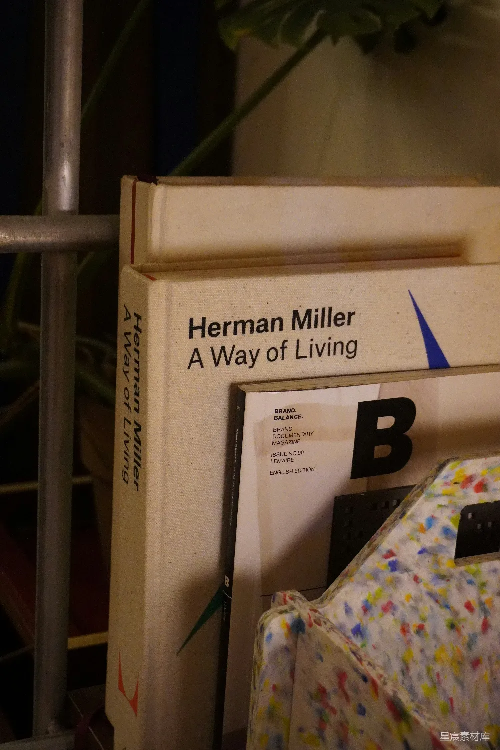 高清摄影  《Herman Miller：生活方式》一书放在书架上。