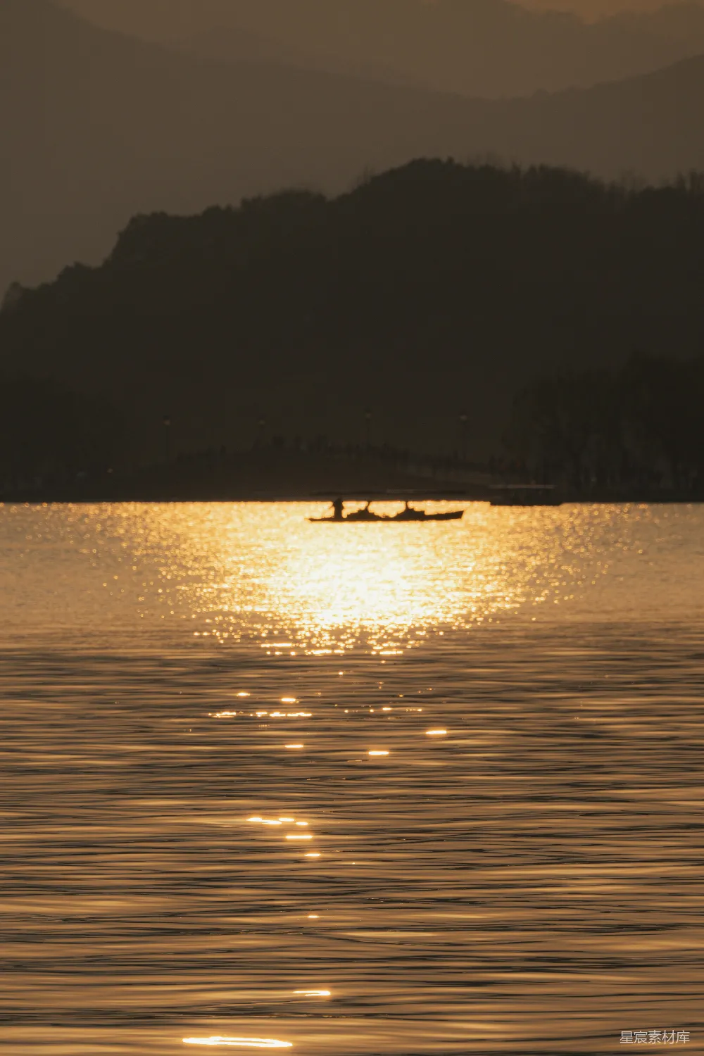 几艘船漂浮在湖面上