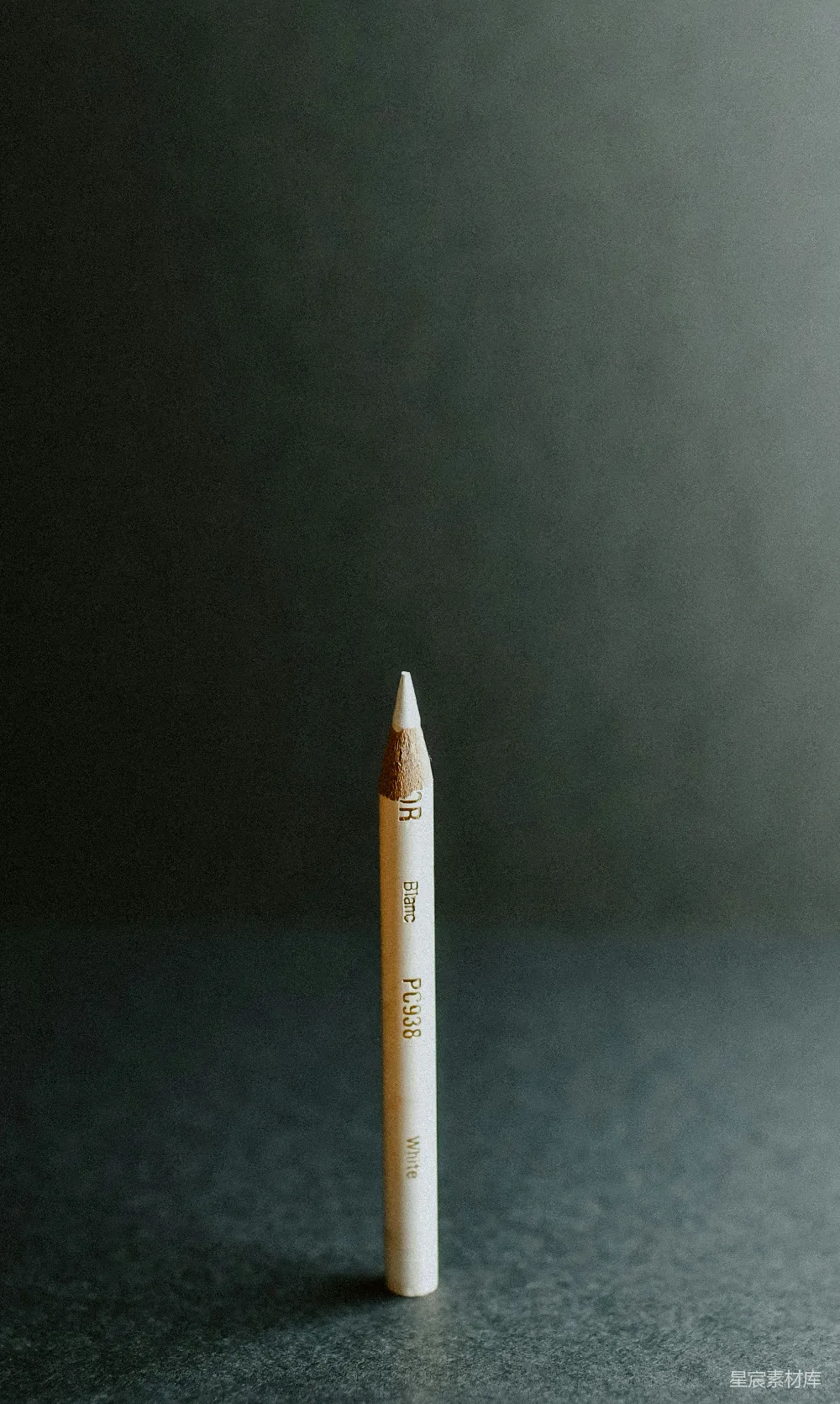 高清摄影  一支白色和灰色的笔在光线充足的房间里。