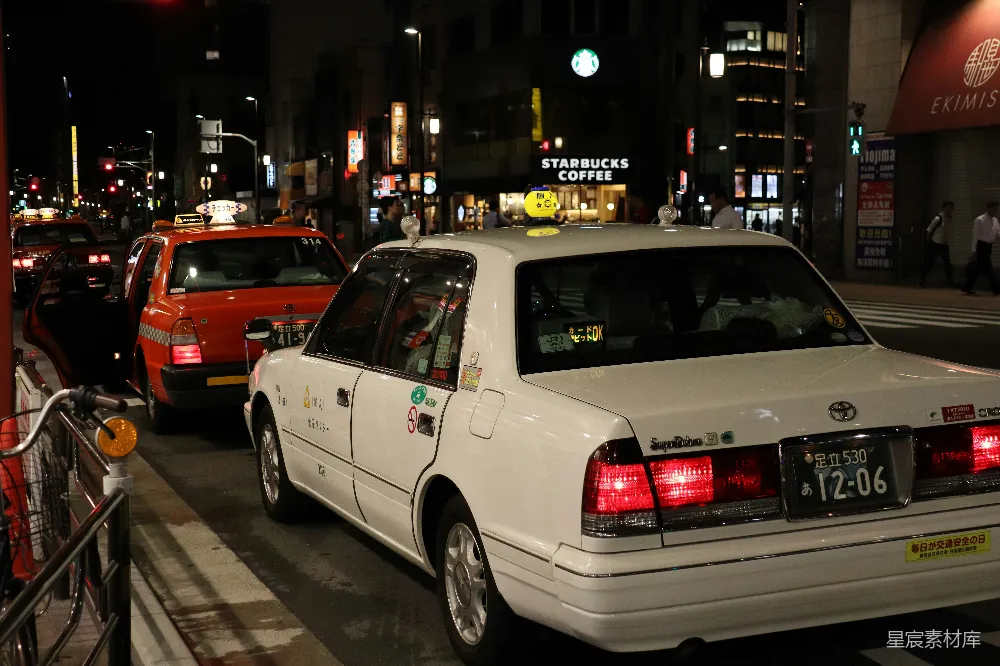 夜间路上的一辆白色轿车