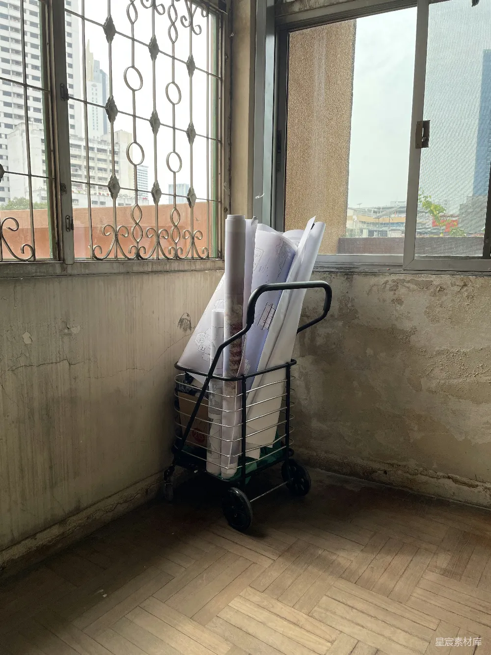 高清摄影  一车装满纸张的车停在窗户旁边