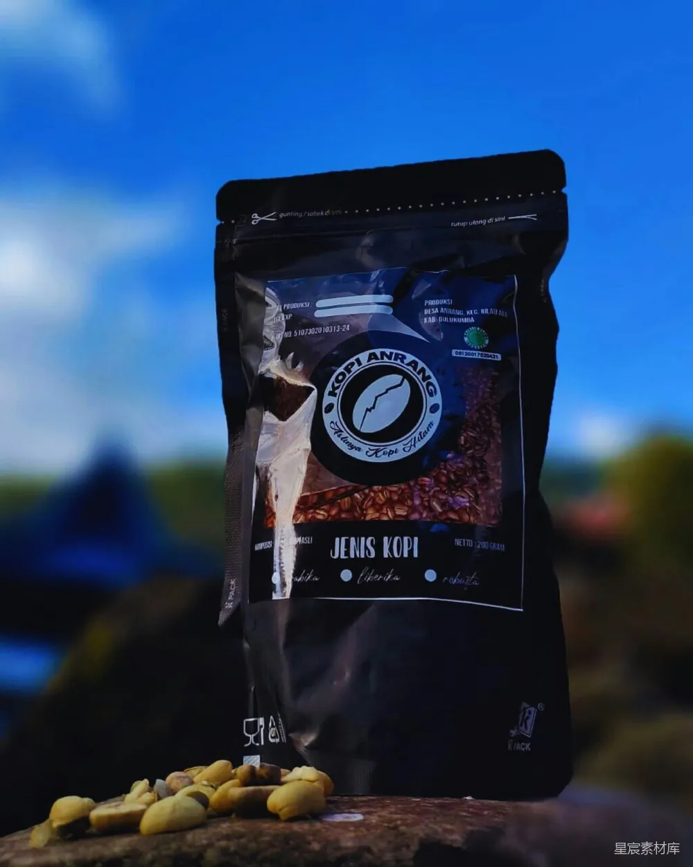 咖啡豆装在带有自然背景的袋子中。