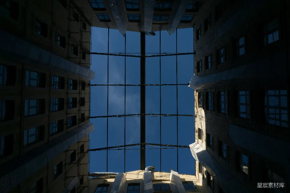 透过玻璃窗看的一栋建筑
