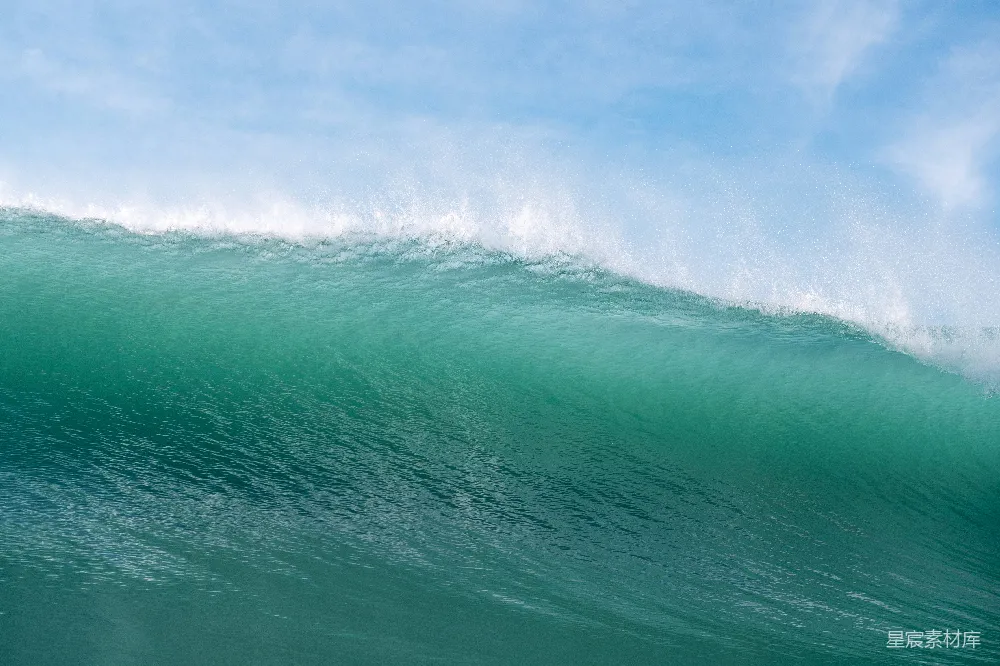 一个男人坐在冲浪板上 surfing 在波峰之上