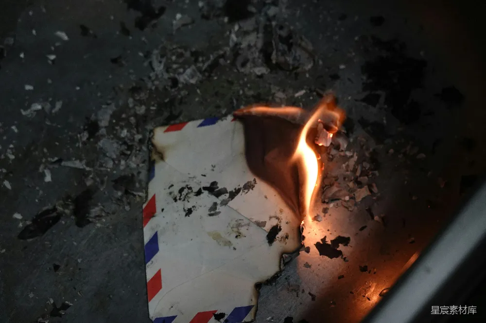 高清摄影  一张纸上有一封红、白、蓝三色的信封。