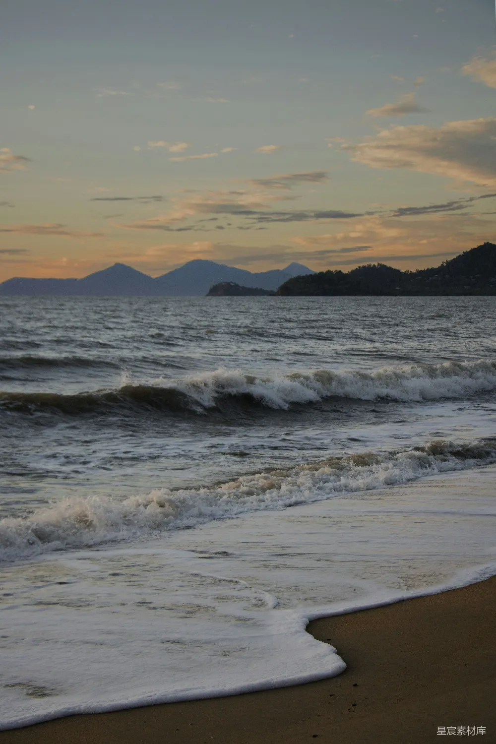 傍晚海浪拍打在岸边