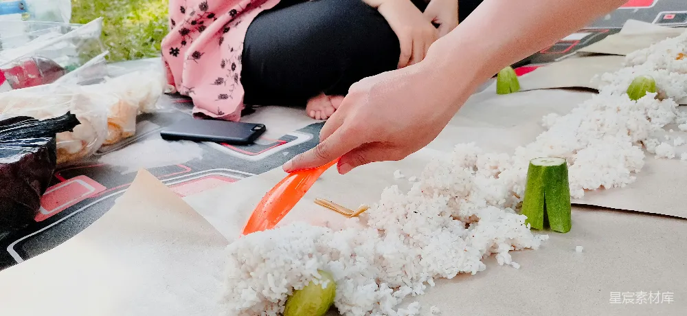 高清摄影  一位女士正在桌上切胡萝卜。