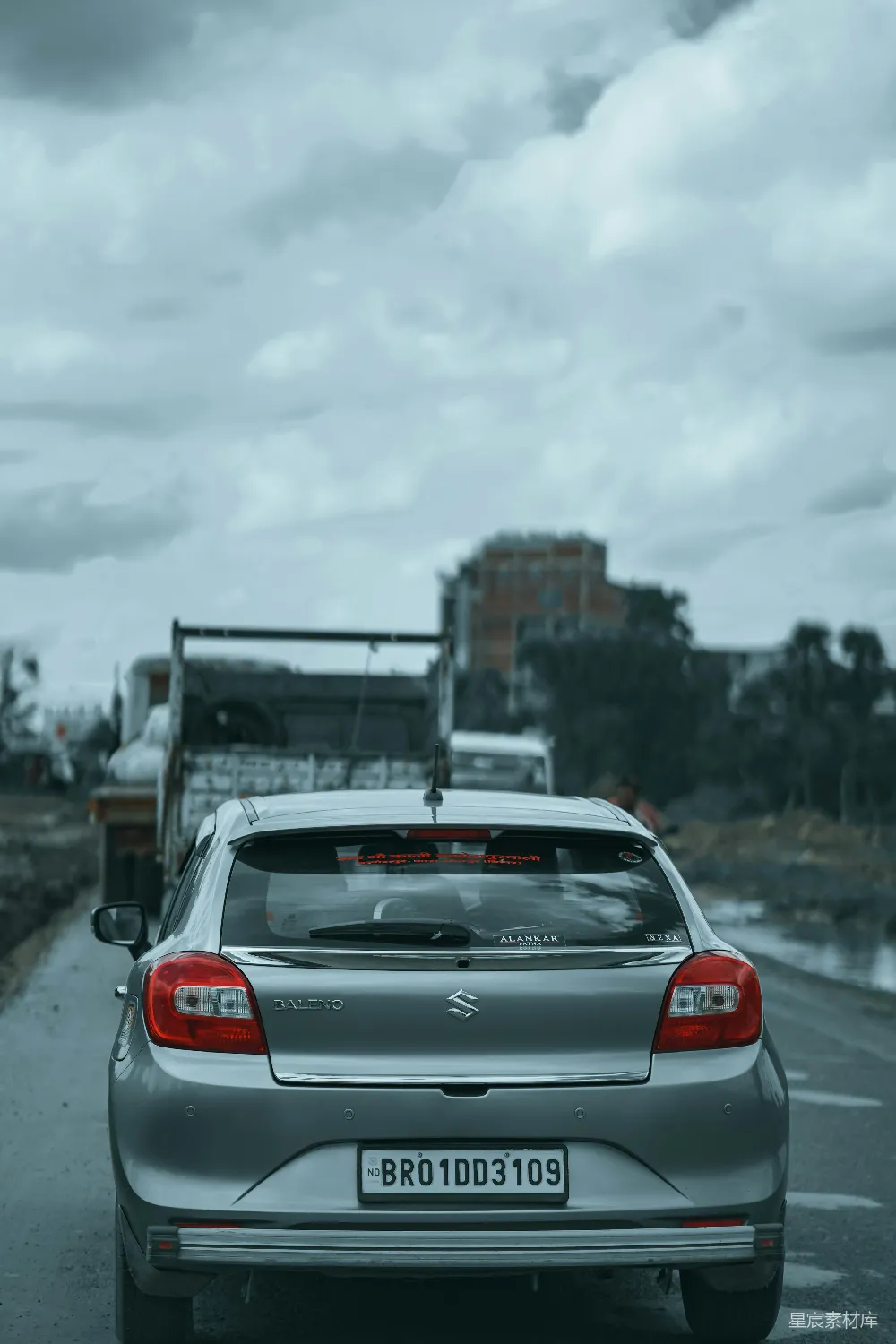 高清摄影  路上的一辆车