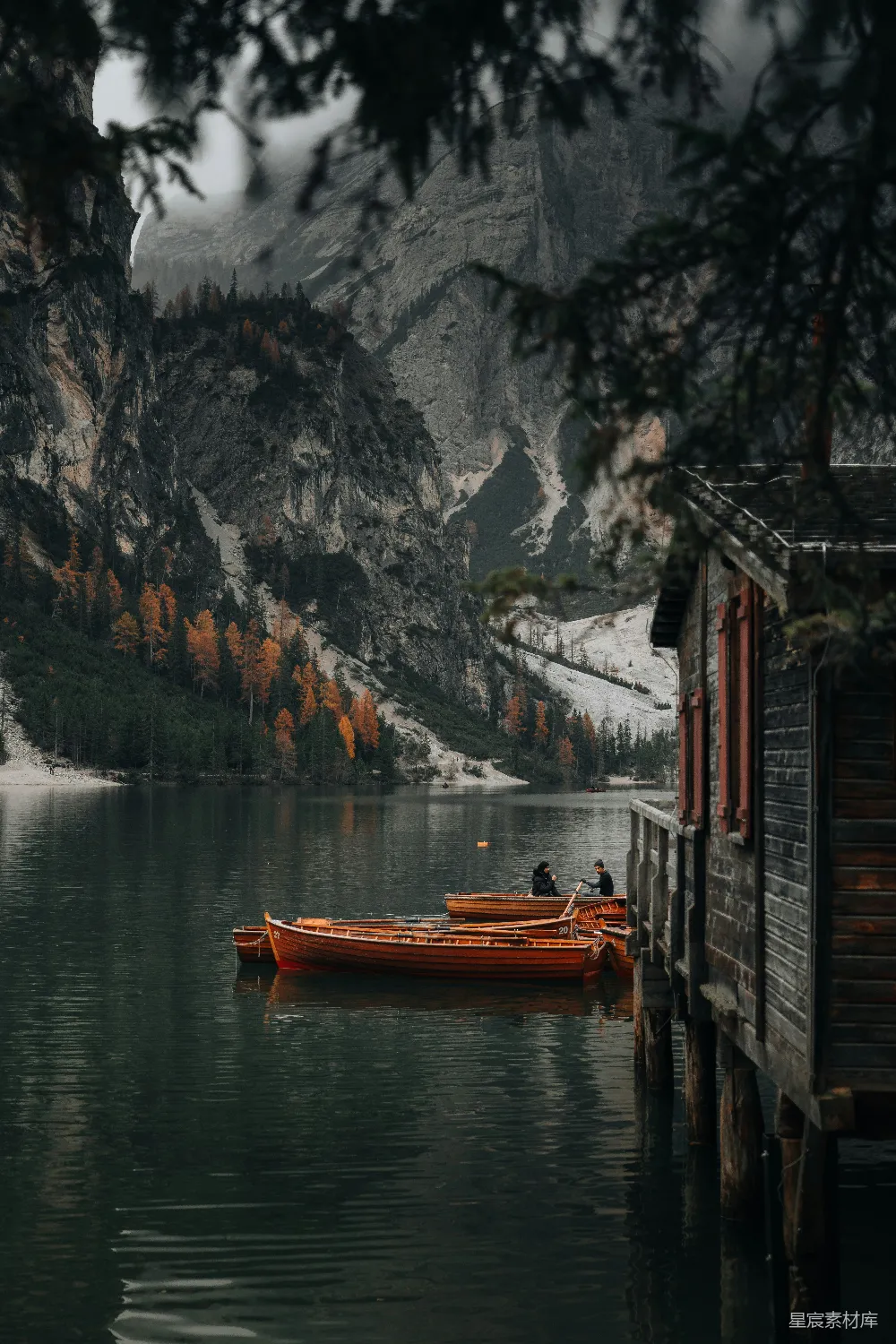 高清摄影 壁纸 自然 旅行 一艘红色的小船漂浮在湖面上，旁边是山。