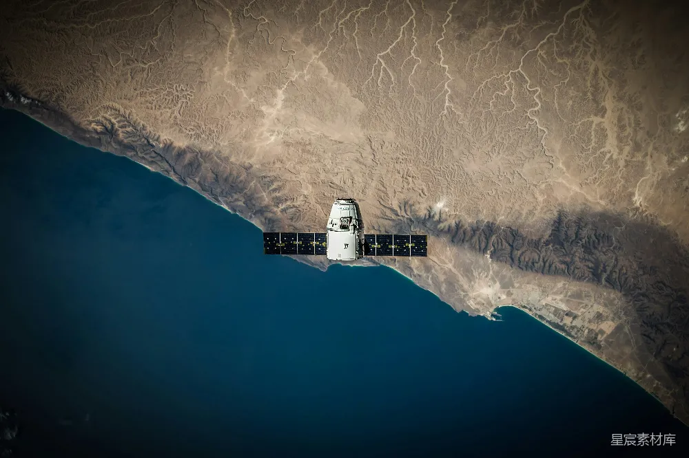 高清摄影 壁纸 一艘太空卫星悬停在海岸线上方