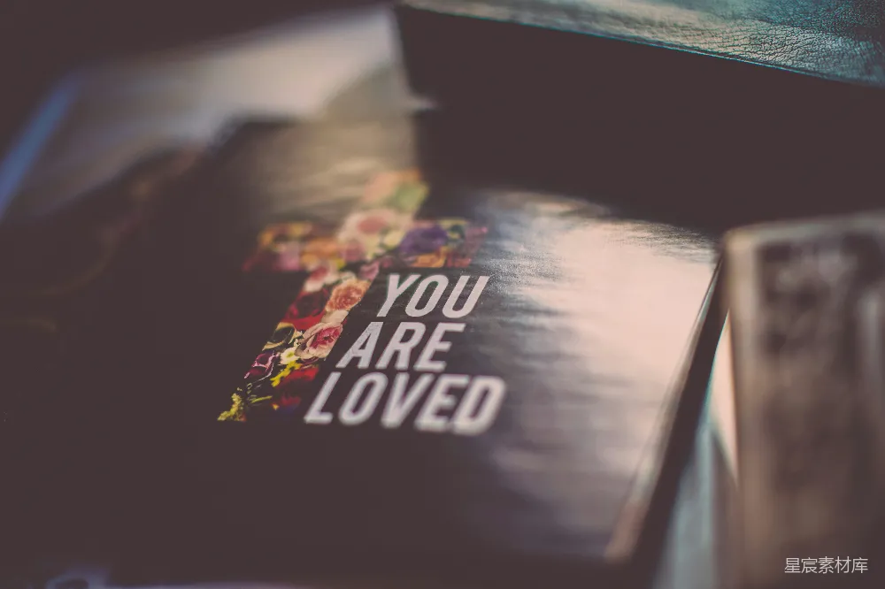 高清摄影  《You Are Loved》书籍的特写摄影